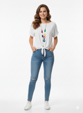 Blusa Blanca Amplia con Nudo Frontal y Collar Multicolor — El Básico, Fresco y Perfecto para Cada Ocasión