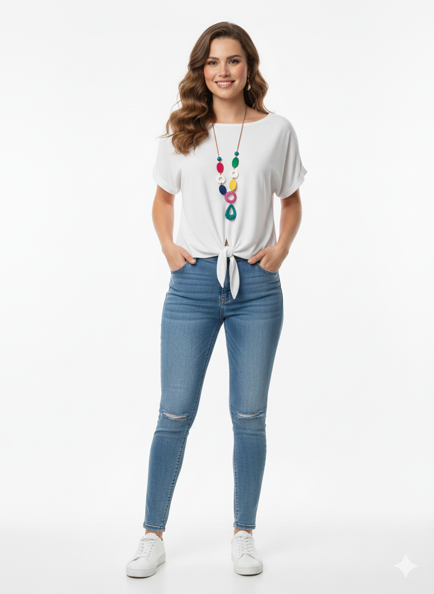 Blusa Blanca Amplia con Nudo Frontal y Collar Multicolor — El Básico, Fresco y Perfecto para Cada Ocasión