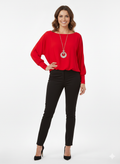 Blusa Roja Manga Murciélago con Collar — Punto Fluido, Sofisticada y Lista para Brillar