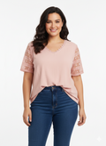 Blusa Rosa Palo con Encaje  — Romántica, Cómoda y Femenina para Cada Día