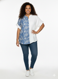 Camisa Amplia Bordado Floral Bicolor Azul y Blanco -  Fresca, Favorecedora y con Detalle Artesanal