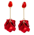 Pendientes Largos Pétalos Rosa Roja y Dorado — Románticos e Irresistibles