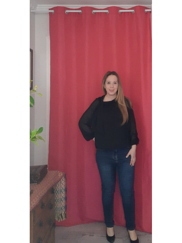 Blusa de gasa negra con lazada