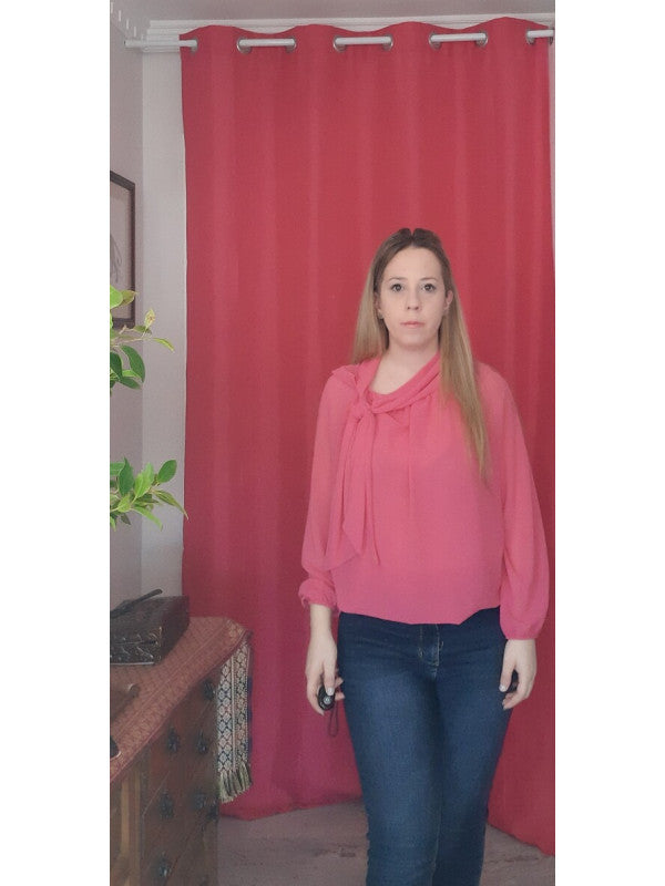 Blusa de gasa rosa con lazada